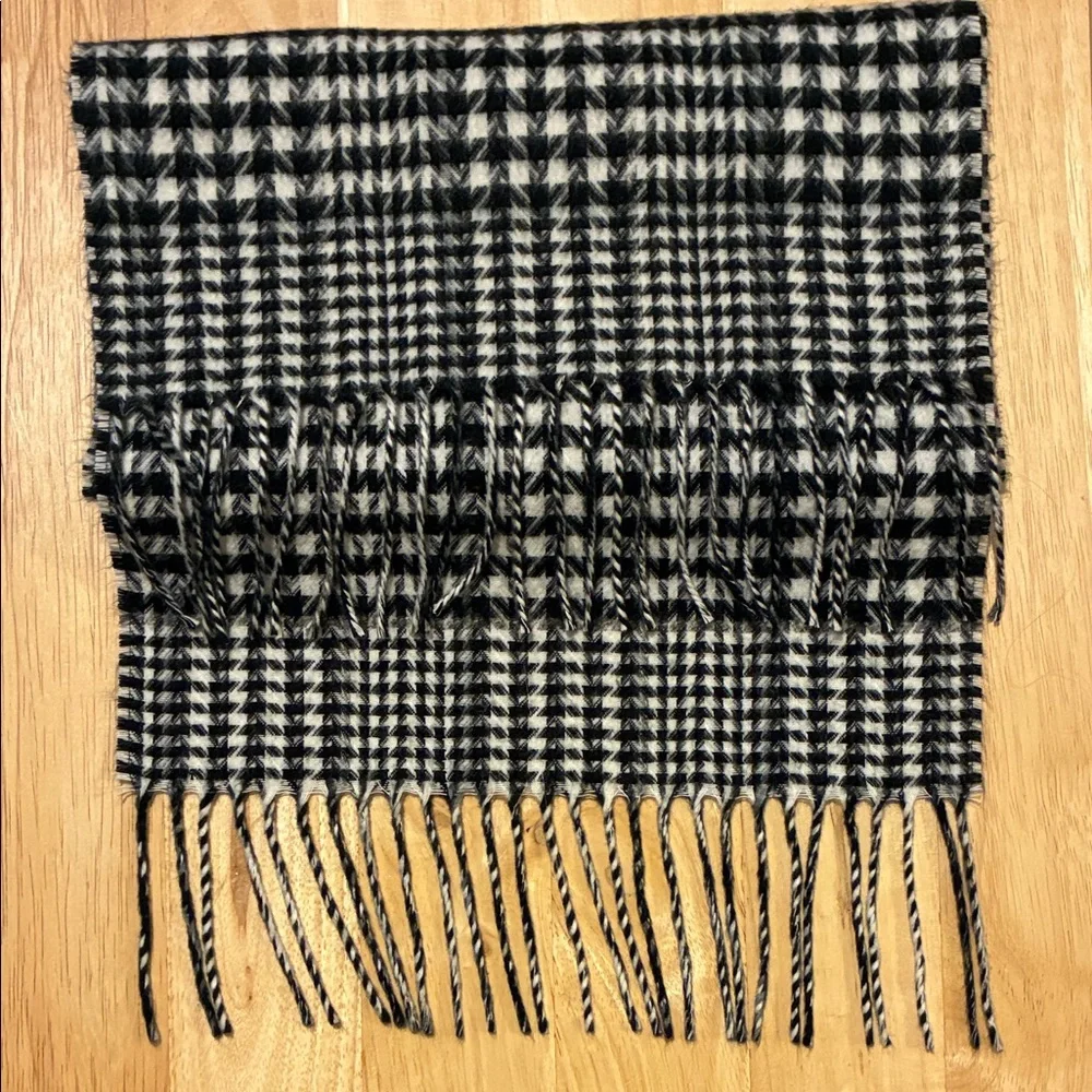 Cashmink by V. Fraas Black and White Houndstooth Acrylic Scarf with fringe